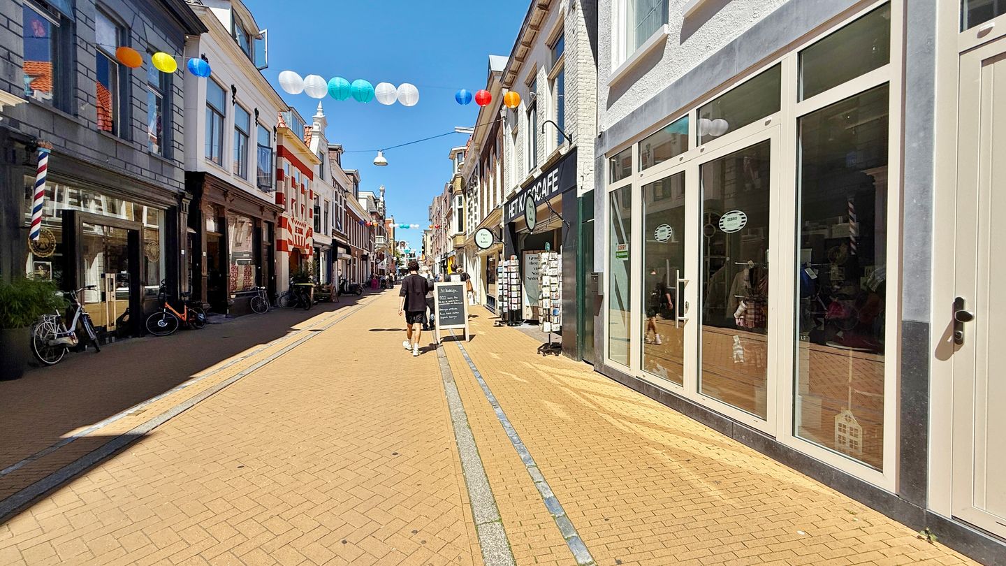View photo 2 of Folkingestraat 24