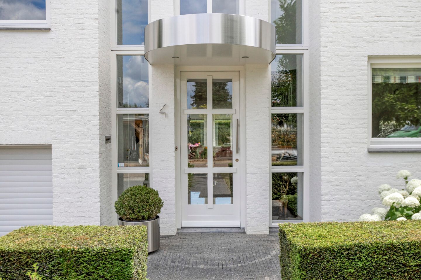 Photo 10 of Montjoiestraat 4