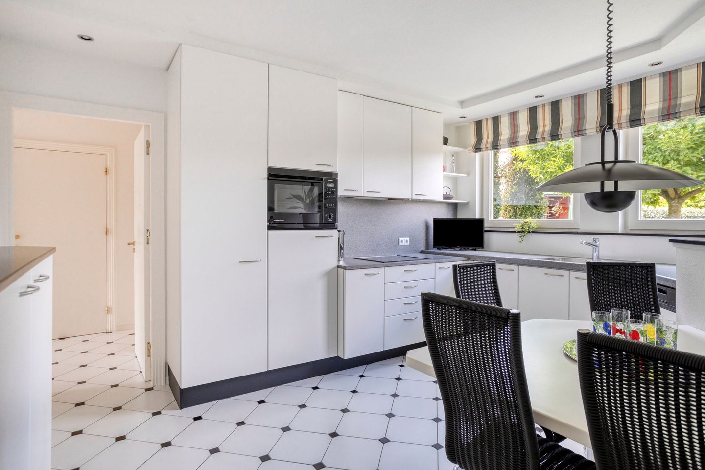 Photo 29 of Montjoiestraat 4