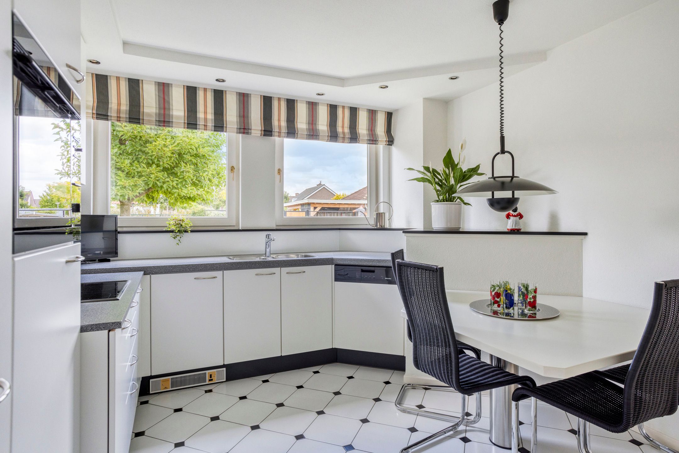 Photo 30 of Montjoiestraat 4