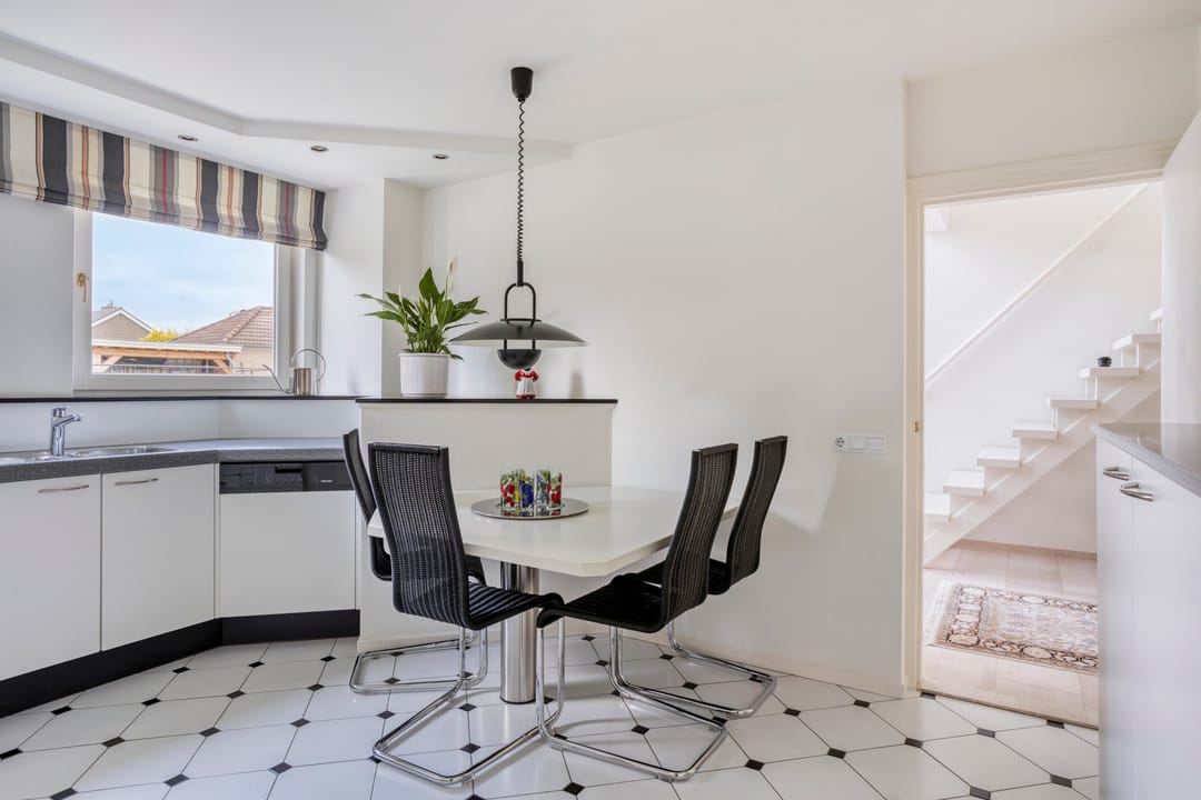 Photo 31 of Montjoiestraat 4