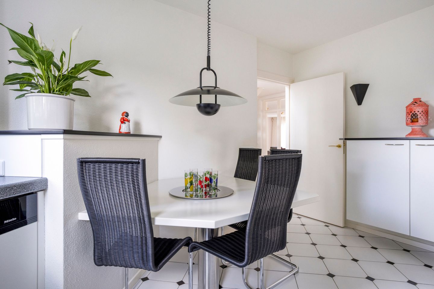 Photo 34 of Montjoiestraat 4