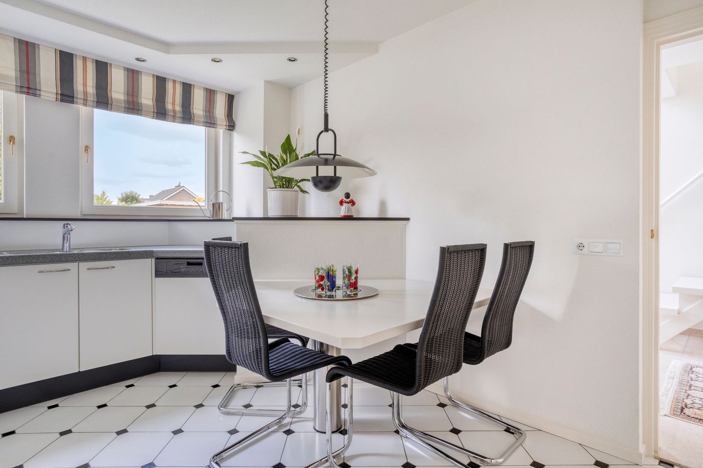 Photo 35 of Montjoiestraat 4