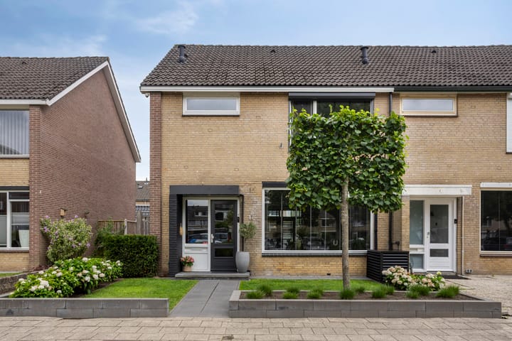 Photo 2 of Zwaluwstraat 17