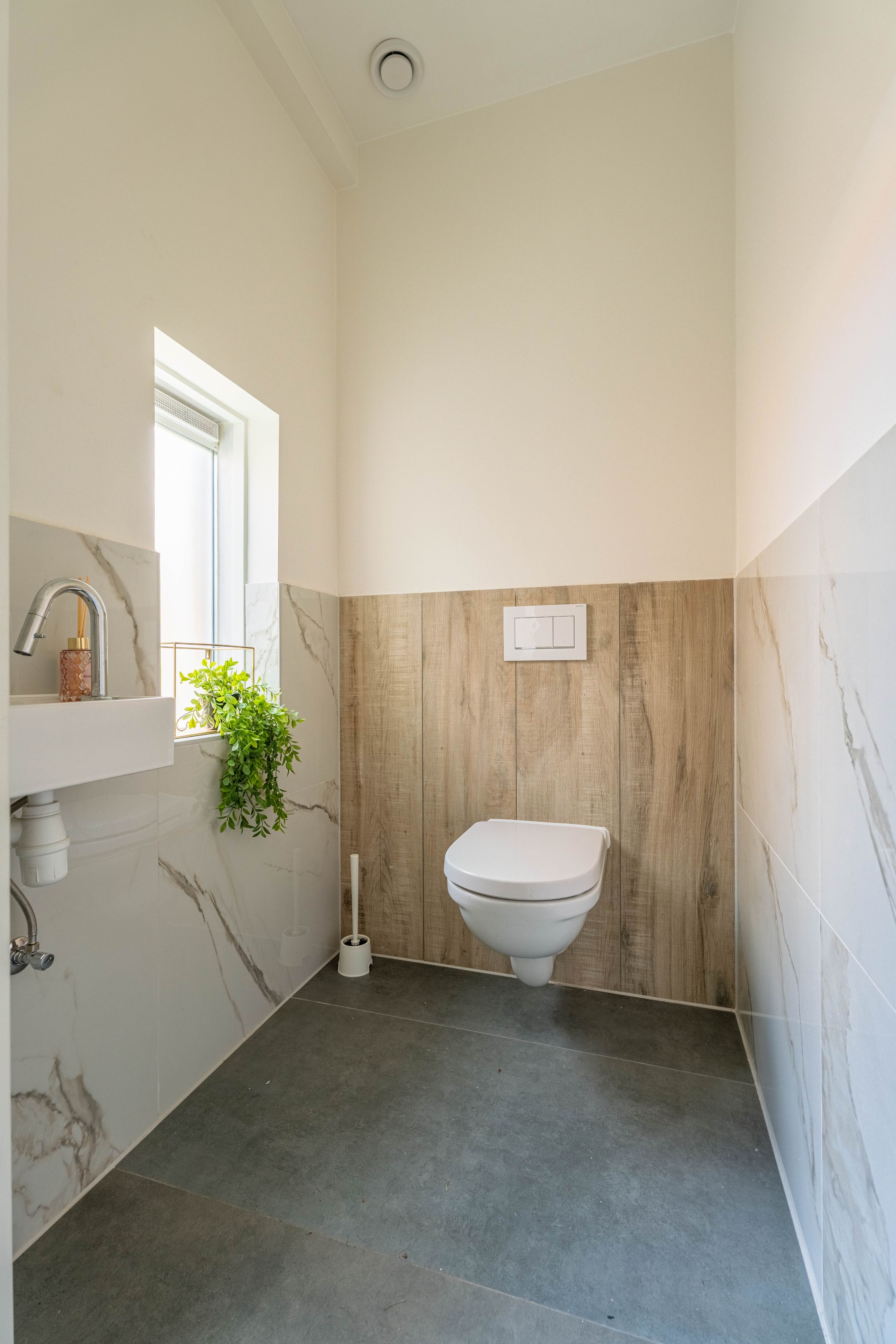 Photo 12 of Ter Haar Romenystraat 2