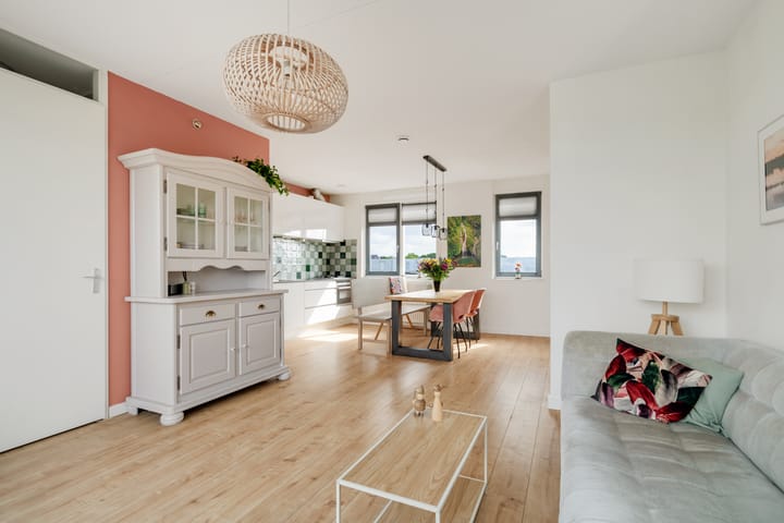 Photo 2 of Zuiderspoorstraat 75