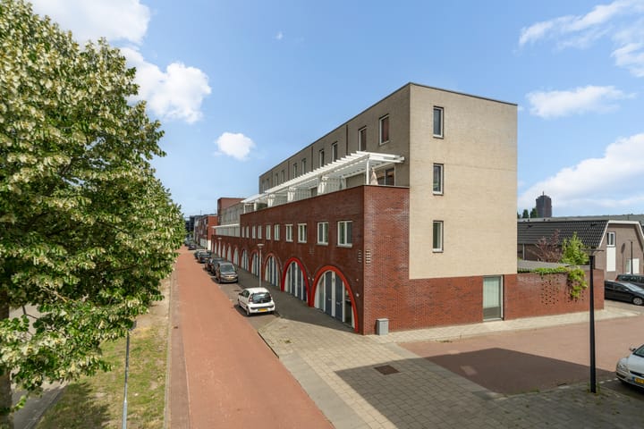 Photo 5 of Zuiderspoorstraat 75