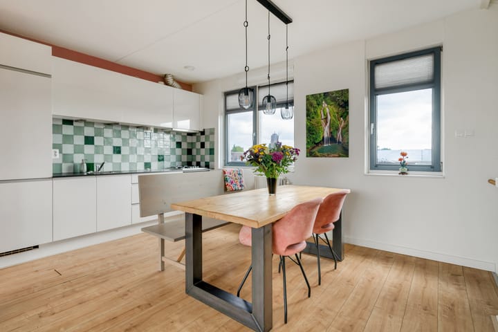 Photo 14 of Zuiderspoorstraat 75