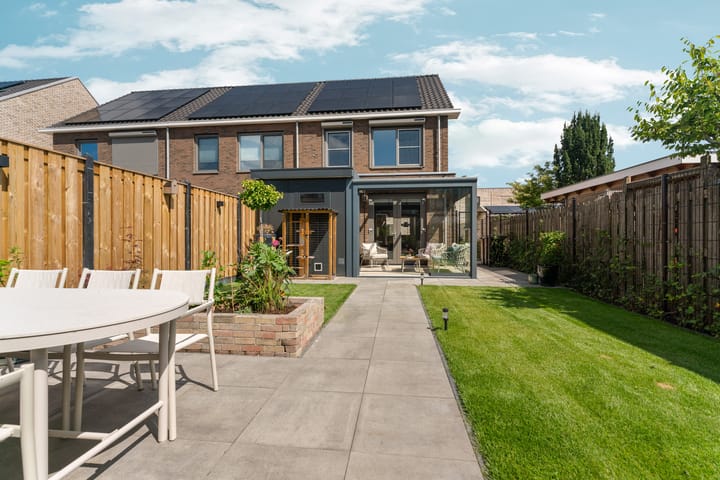 Photo 2 of van Limburg Stirumstraat 1