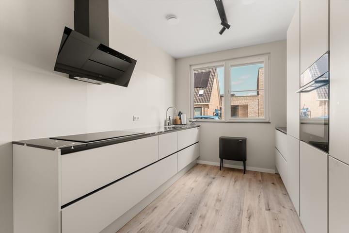 Photo 5 of van Limburg Stirumstraat 1