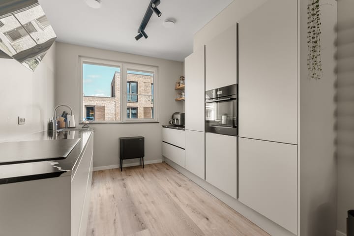 Photo 6 of van Limburg Stirumstraat 1