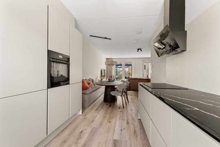 Photo 7 of van Limburg Stirumstraat 1