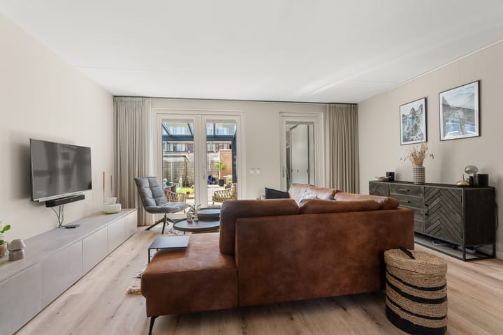 Photo 9 of van Limburg Stirumstraat 1