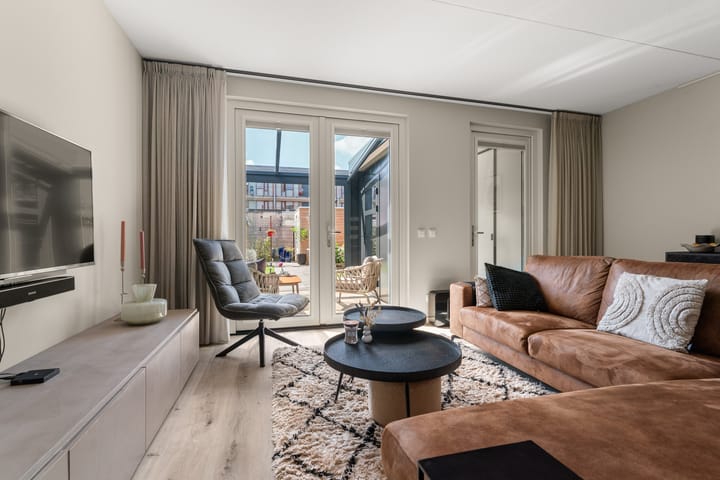 Photo 10 of van Limburg Stirumstraat 1