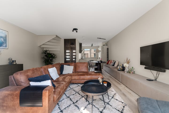 Photo 12 of van Limburg Stirumstraat 1