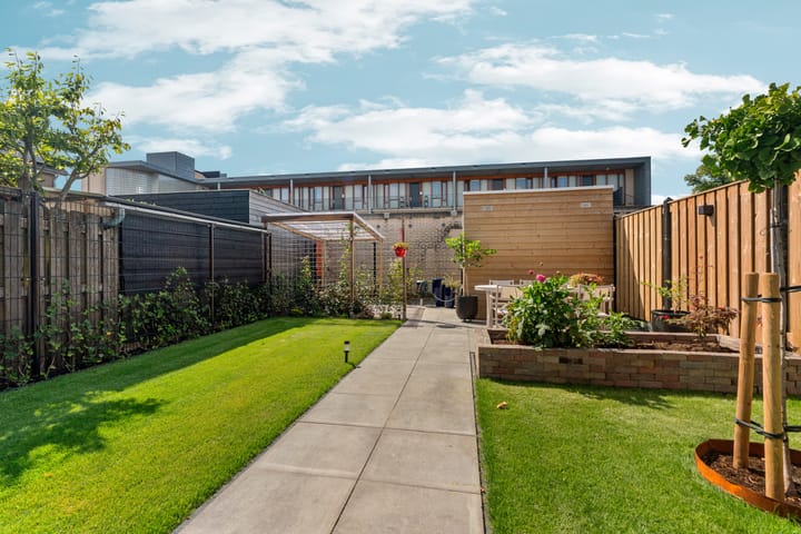 Photo 31 of van Limburg Stirumstraat 1