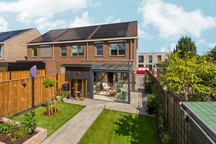 Photo 38 of van Limburg Stirumstraat 1