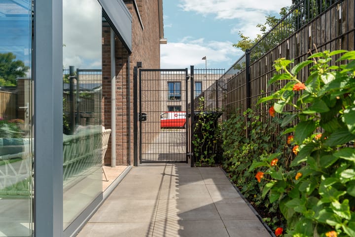 Photo 42 of van Limburg Stirumstraat 1