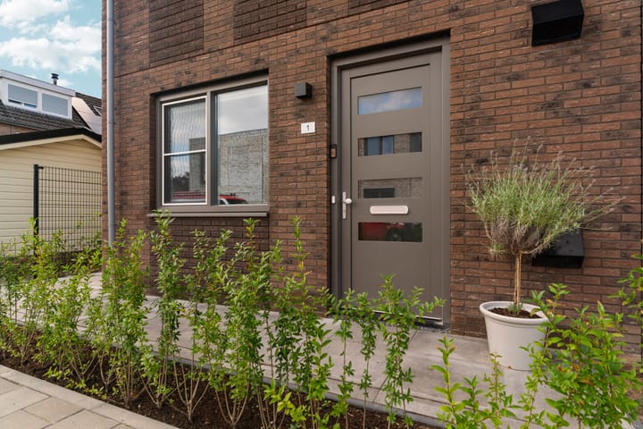 Photo 44 of van Limburg Stirumstraat 1