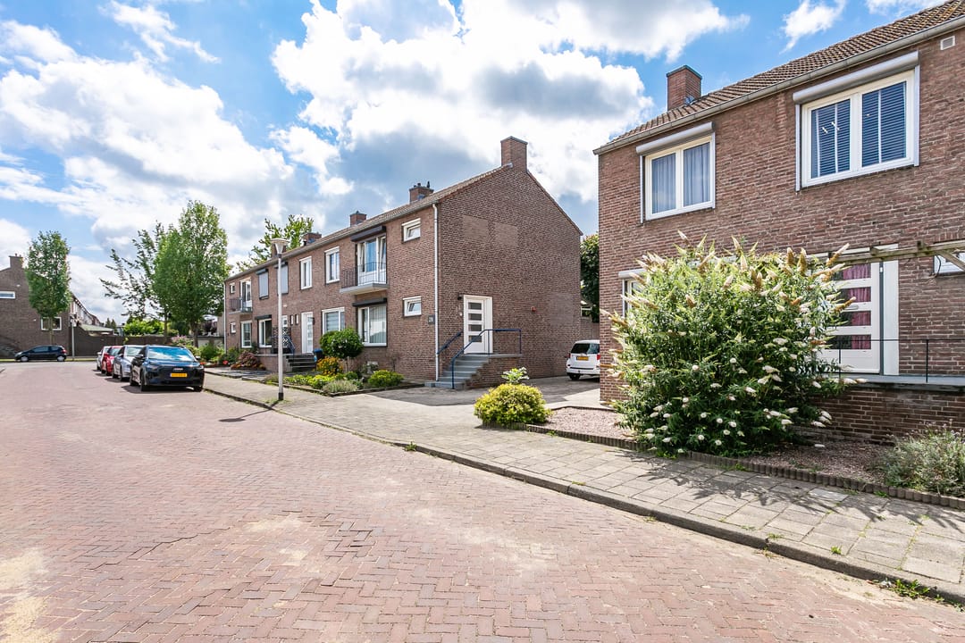 Foto 38 van Burg. Willemsstraat 26