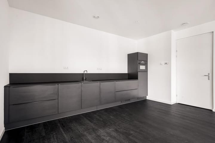 Photo 6 of Mies van der Rohestraat 189