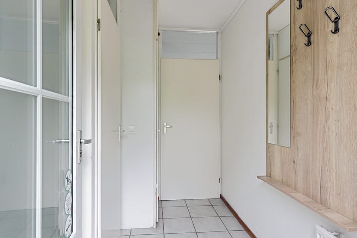 Photo 7 of De Rug 3-81