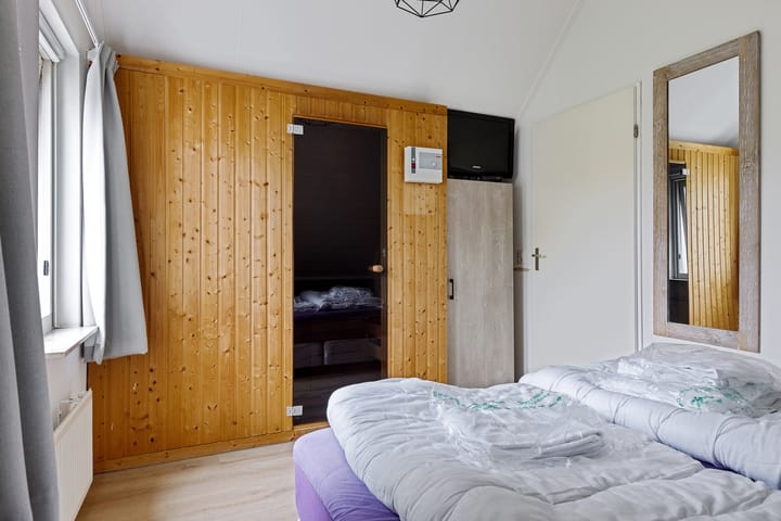 Photo 32 of De Rug 3-81