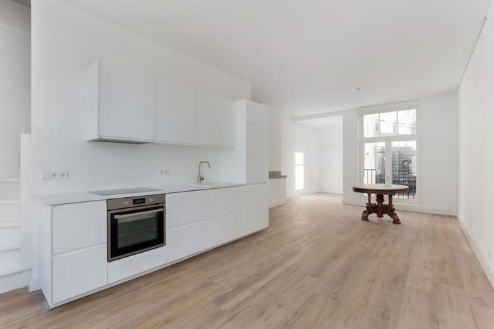 Photo 2 of Kennemerstraat 20-RD