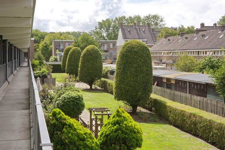 Photo 4 of Frank van Borselenstraat 4-I