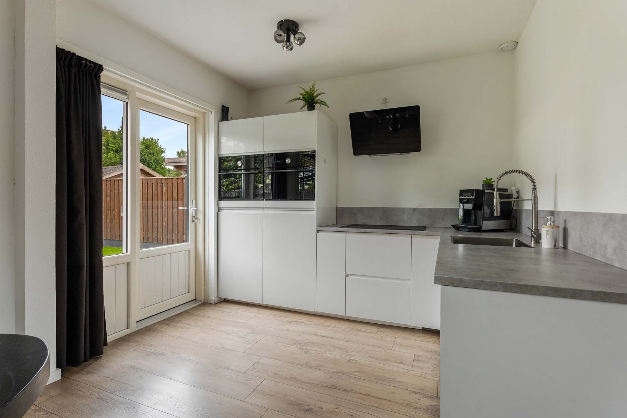 Photo 3 of Oostlaan 10