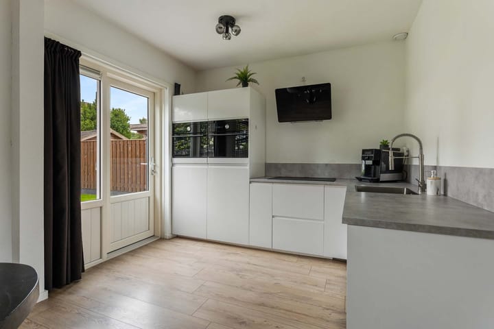 Photo 3 of Oostlaan 10