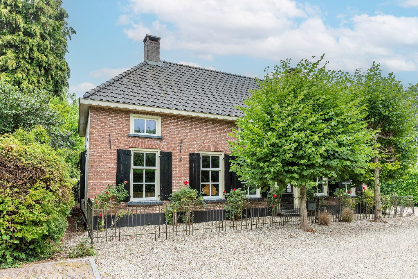 Foto 1 van Dorpsplein 4