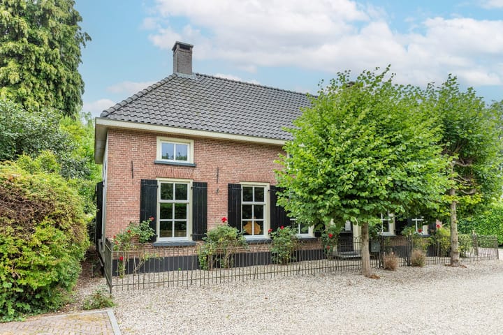 Foto 1 van Dorpsplein 4