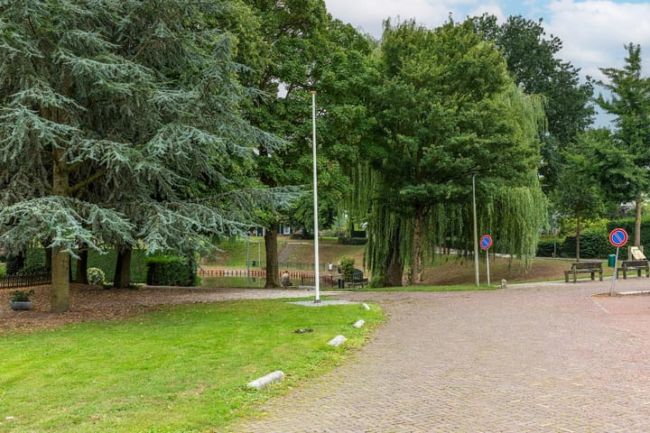 Foto 100 van Dorpsplein 4