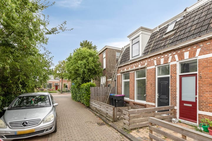Foto 2 van Huizumerstraat 1