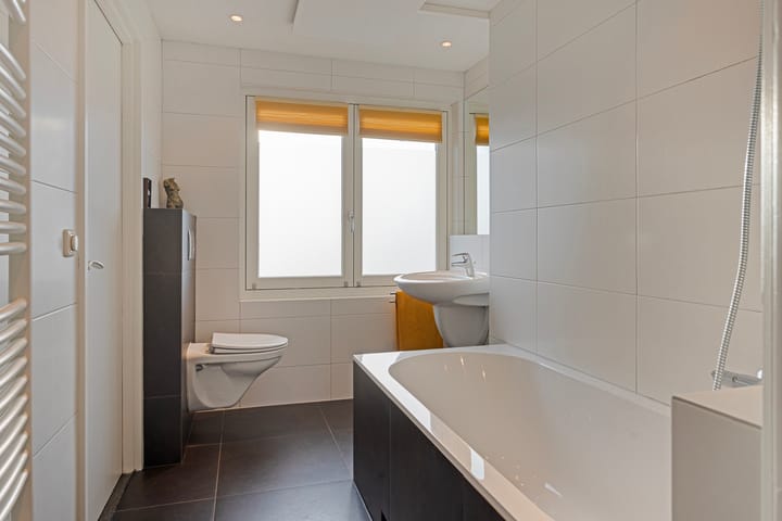 Photo 4 of Valkenburgstraat 19