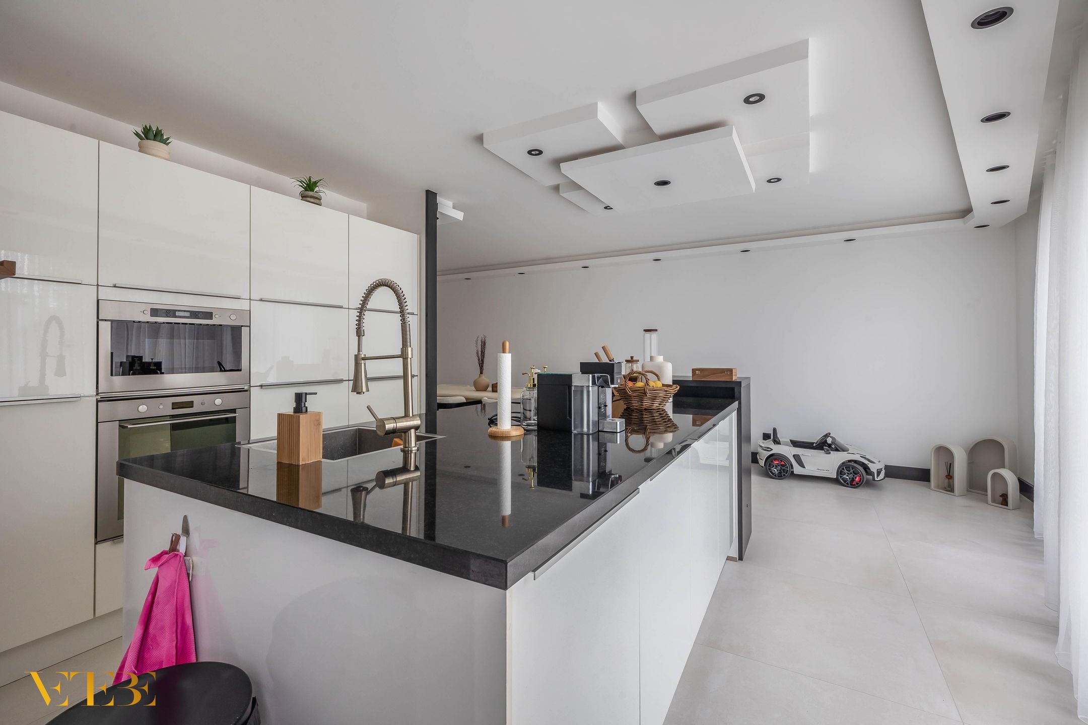 Photo 6 of Zwanebloem 22