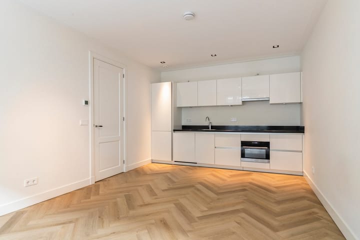 Photo 2 of Kromme Leimuidenstraat 10-H