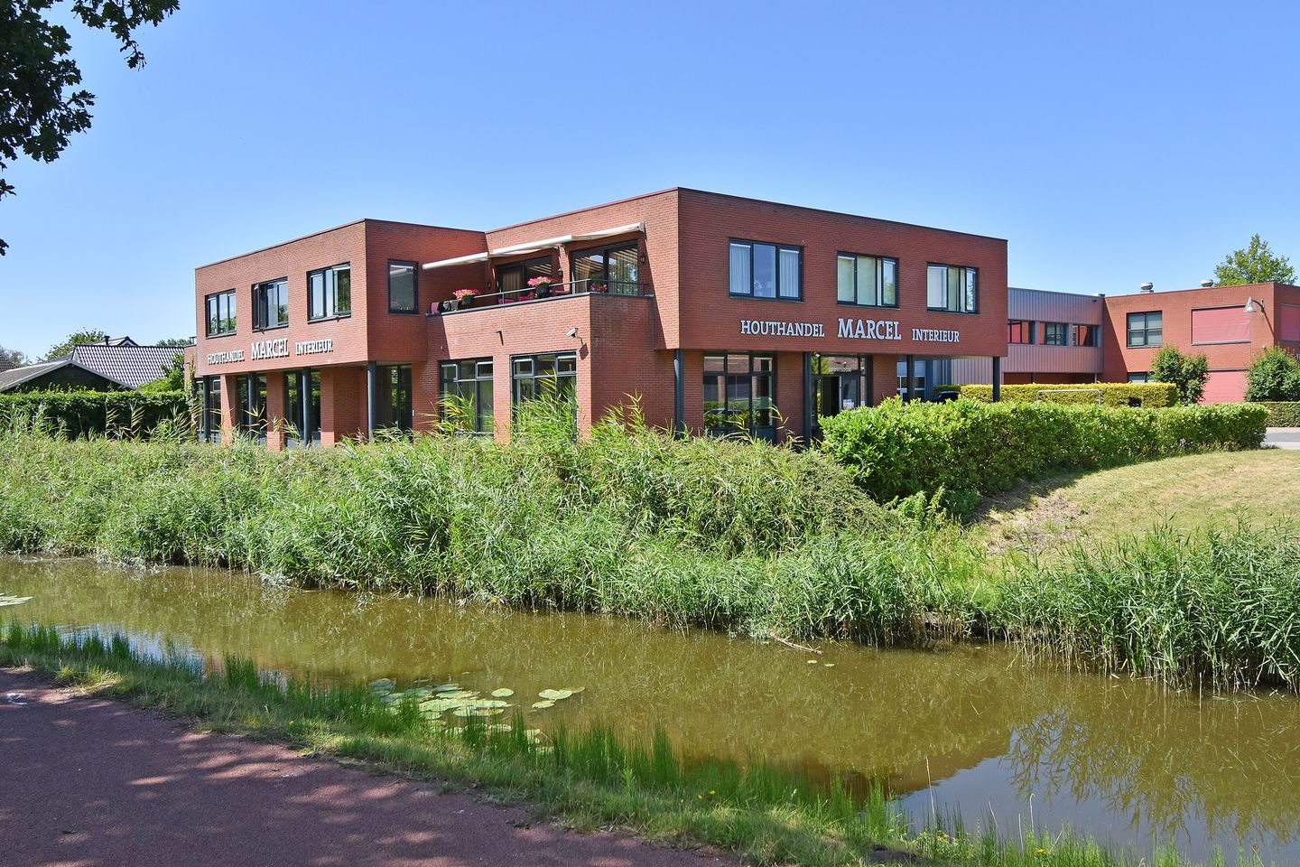 View photo 2 of Hoefsmid 16