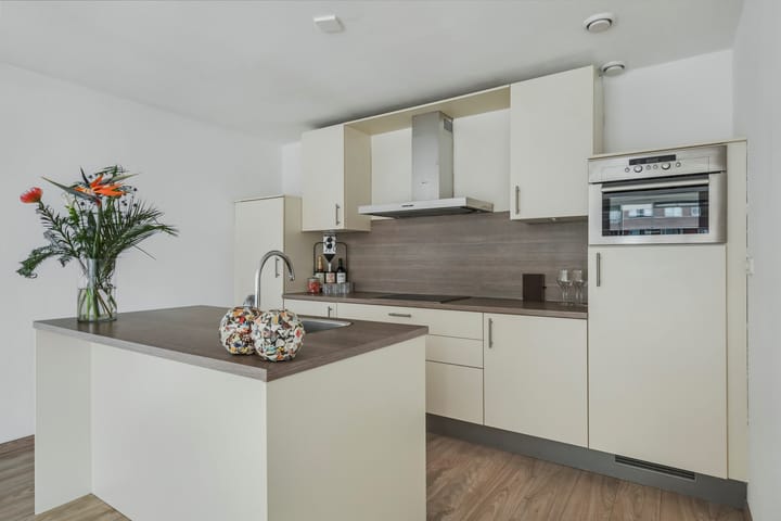 Photo 6 of Puck van Heelstraat 64