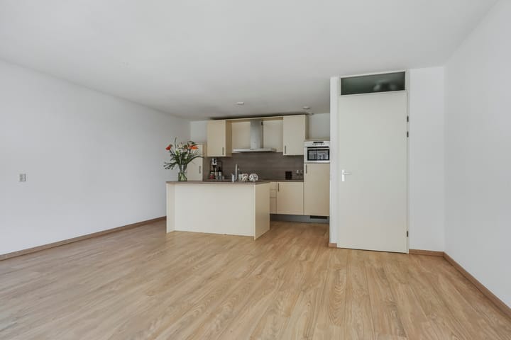 Photo 7 of Puck van Heelstraat 64