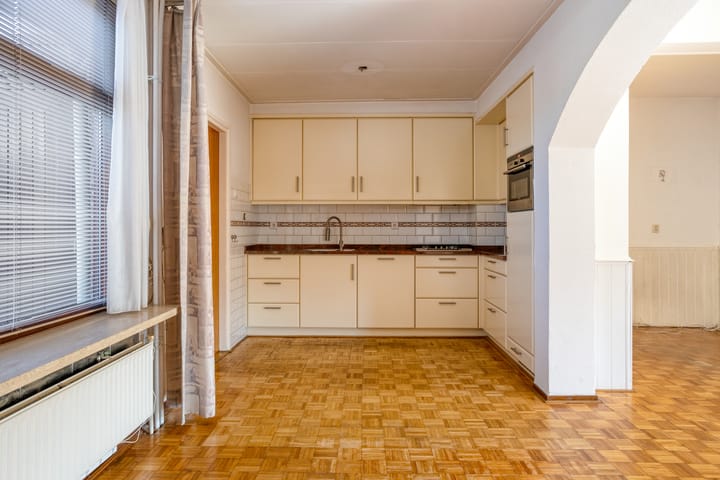 Photo 10 of Schaepmanstraat 12