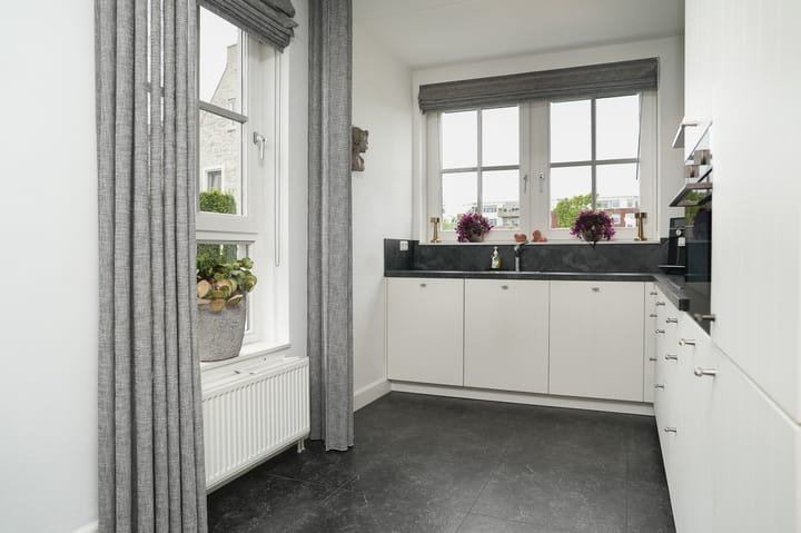 Foto 2 van J van Damstraat 2