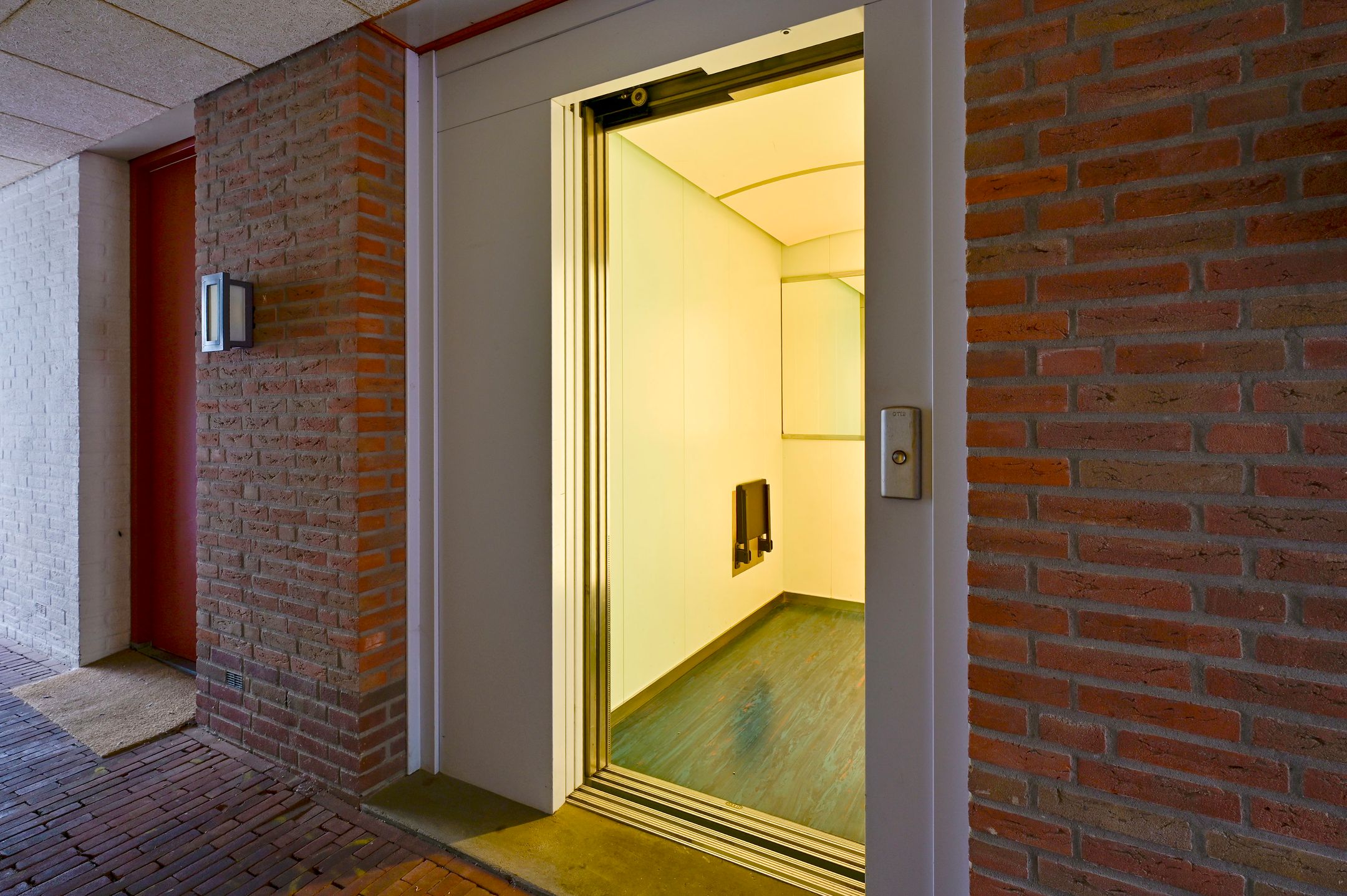 Photo 6 of Van 't Hoffstraat 4-F