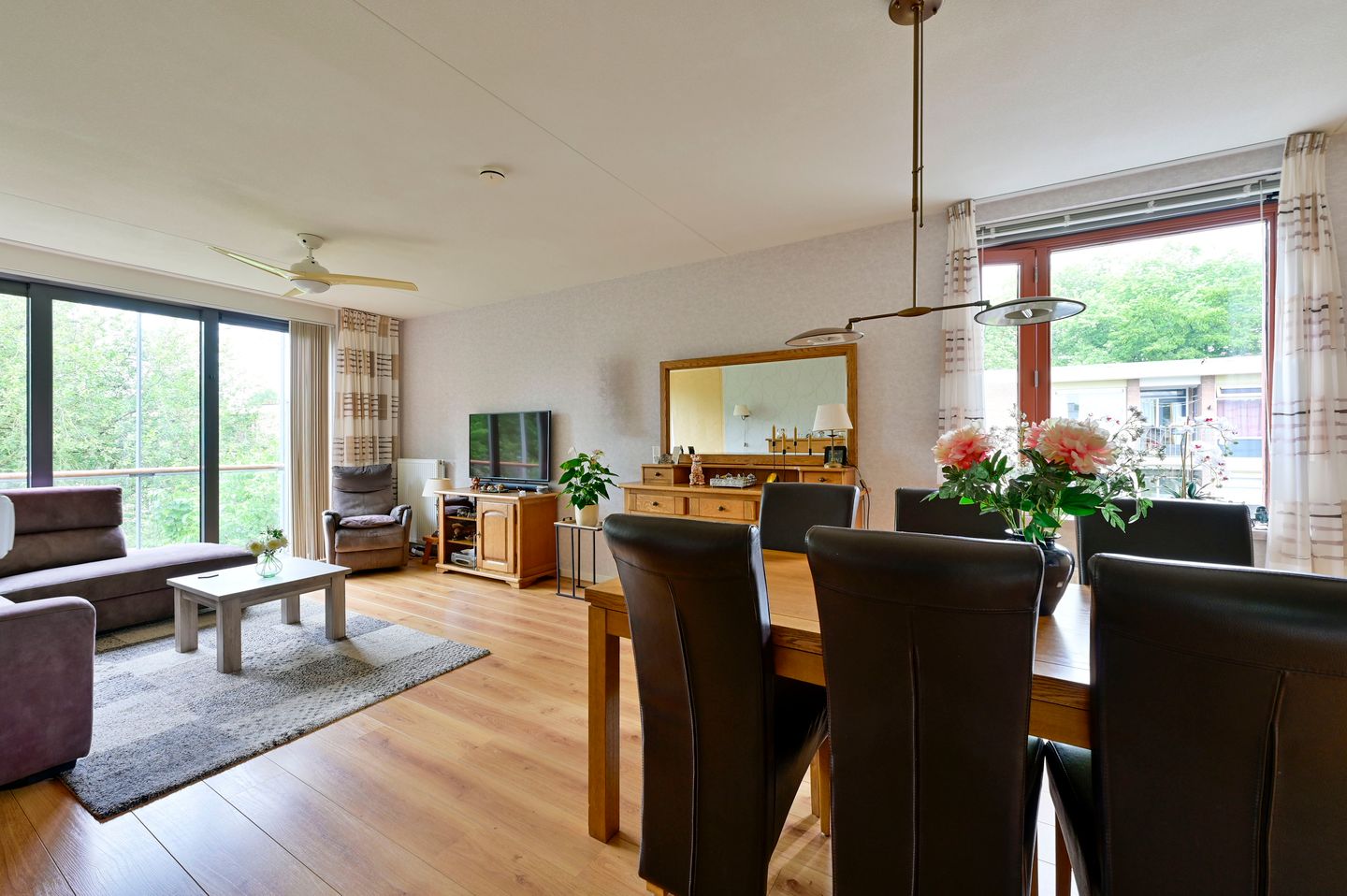 Photo 10 of Van 't Hoffstraat 4-F