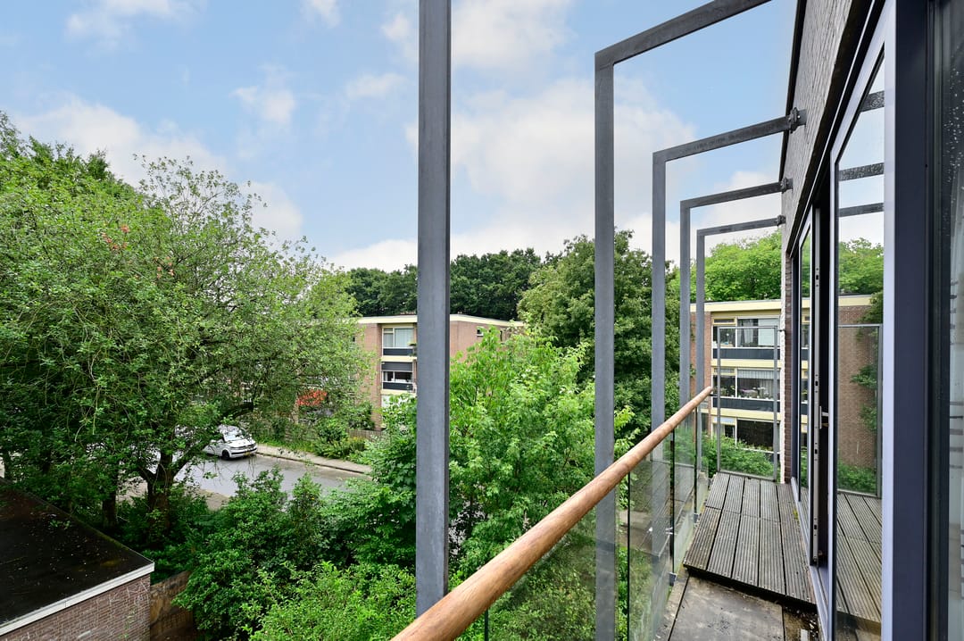 Photo 11 of Van 't Hoffstraat 4-F