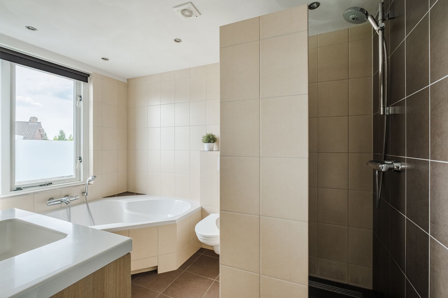 Foto 35 van Azaleastraat 24