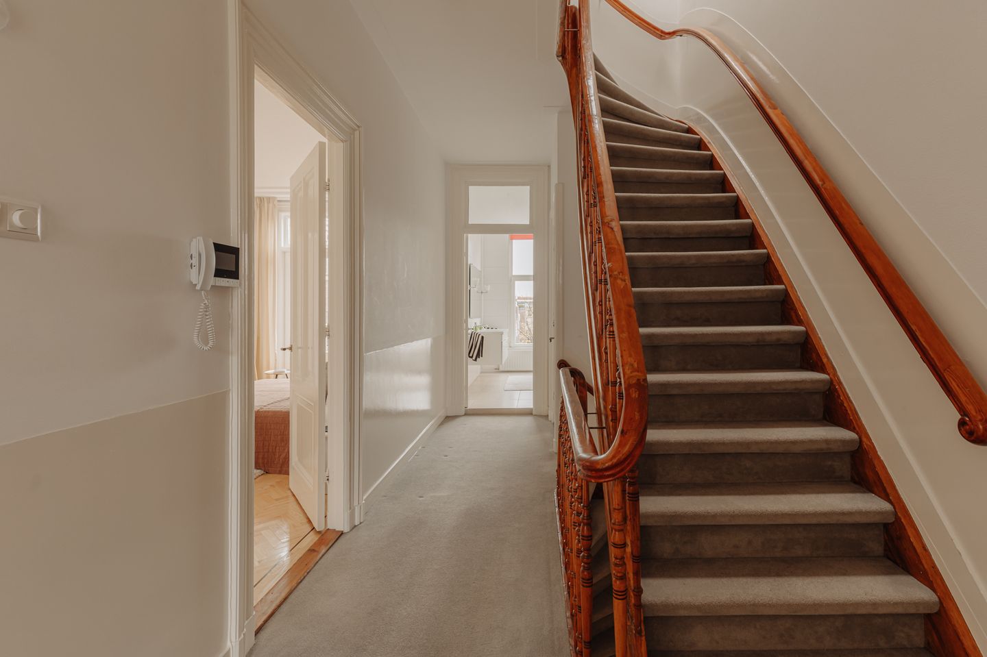 Photo 35 of Van Baerlestraat 142-2