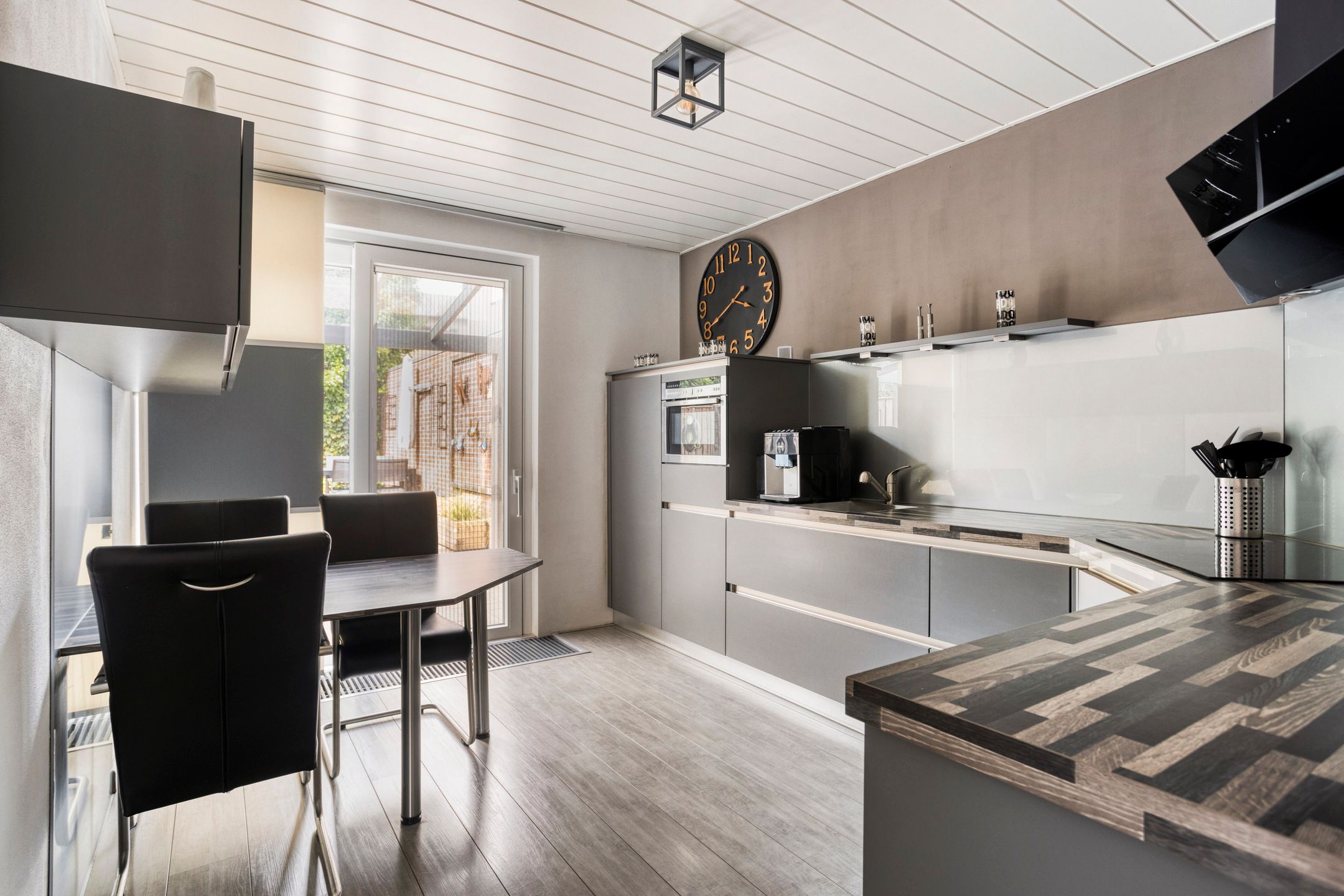 Photo 12 of Arthur van Schendelstraat 16