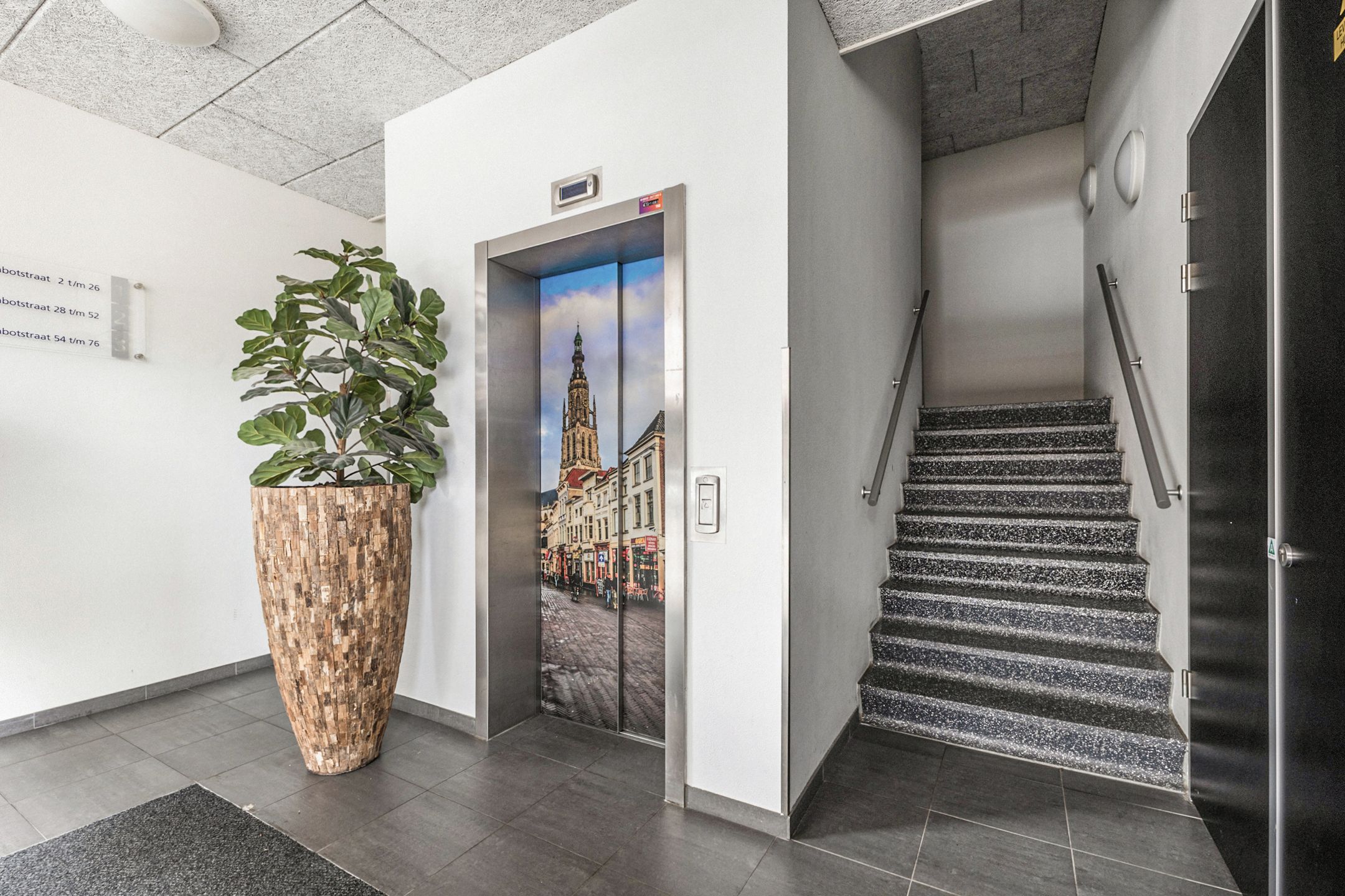 Photo 6 of Chabotstraat 32